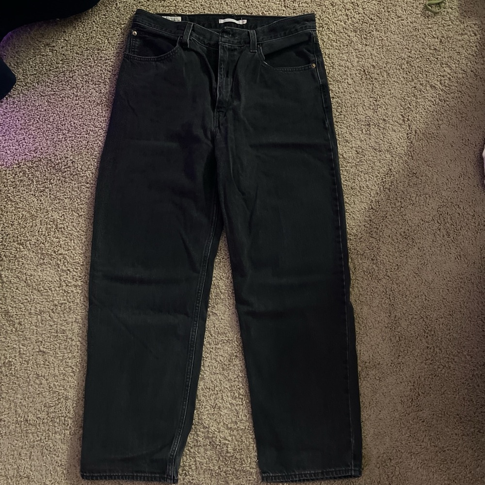 woman’s levi black dad jeans